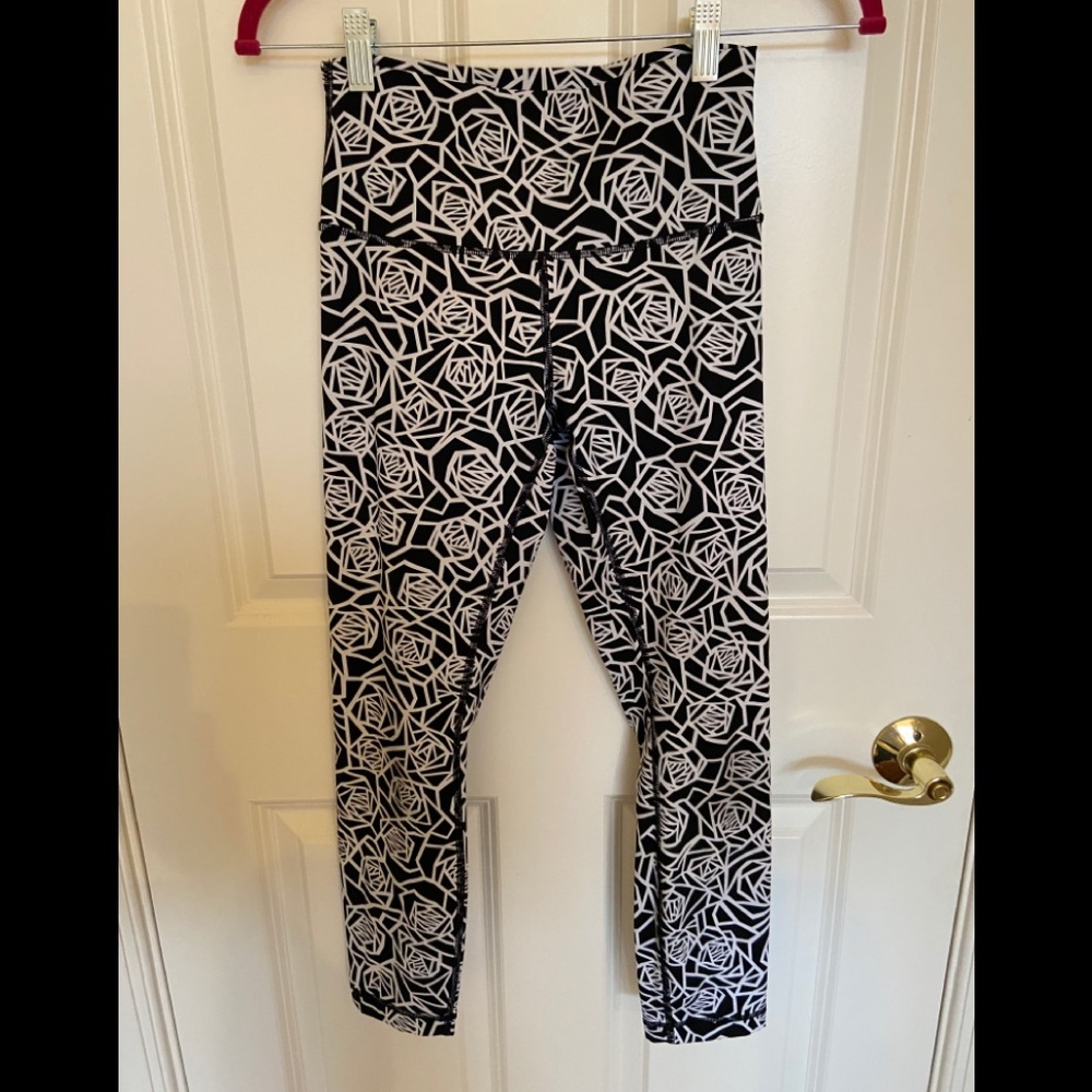 EUC lululemon abstract rose print crop leggings 6